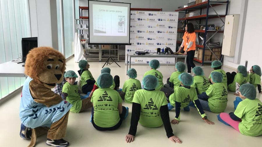  Un centenar de escolares lugueses visitan el Aula de Productos Lácteos y Tecnologías Alimentarias en el Día Internacional de la Leche