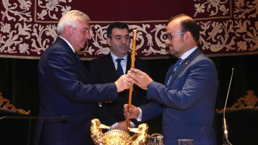 El catedrático de Derecho Financiero y Tributario Antonio López Díaz tomó posesión como rector de la Universidad de Santiago