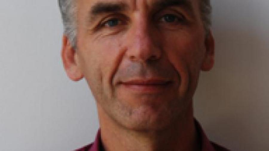 O profesor da University of Natural Resources and Life Sciences de Viena Christoph Winckler imparte un curso de capacitación no Campus Terra