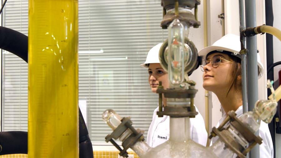 Estudantes no laboratorio de procesos químicos