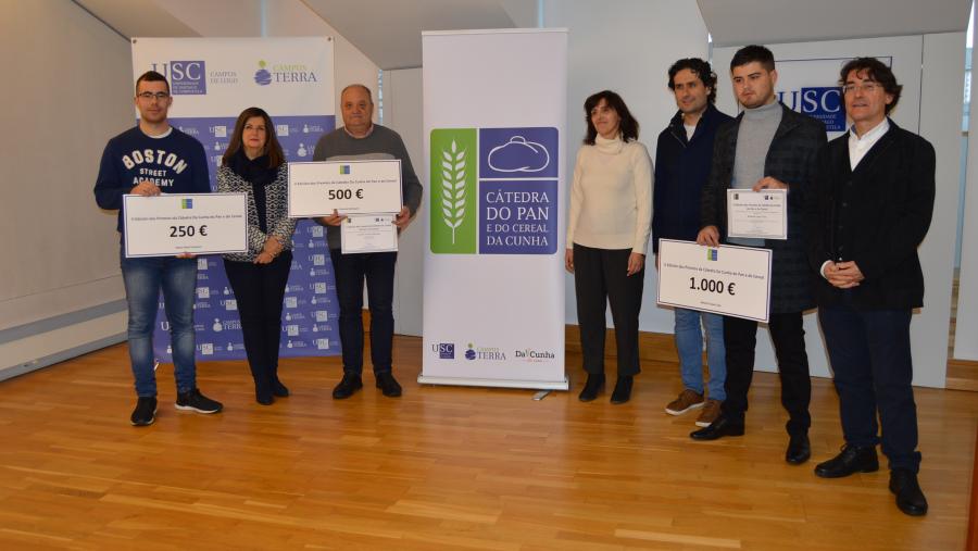 De esquerda a dereita, Rafael Abad, Ángeles Romero, Javier Cancela, Montserrat Valcárcel, Fernando Almeida, Roberto López e Santiago Pereira, na entrega dos II Premios da Cátedra do Pan e Cereal Dacunha da USC