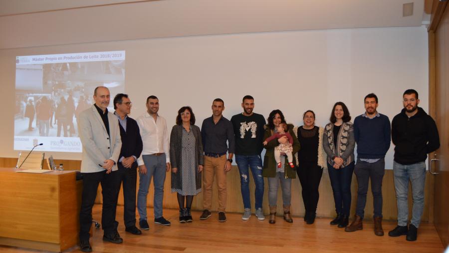 Docentes e responsables académicos da USC con titulados da quinta edición do Máster en Produción de Leite da USC, na Casa do Saber de Lugo