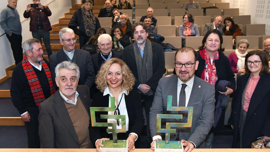 Os premiados posan cos galardóns. Foto: Santi Alvite