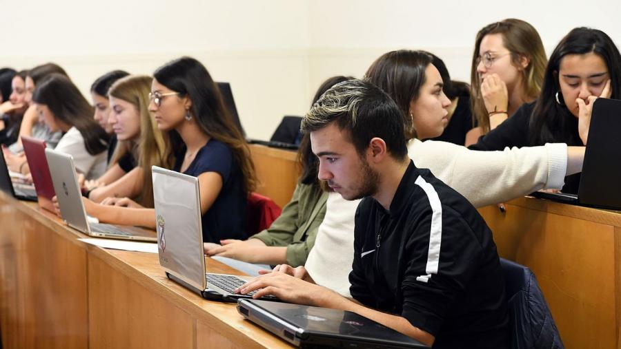 Alumnado consultando a web da USC. Foto: Santi Alvite