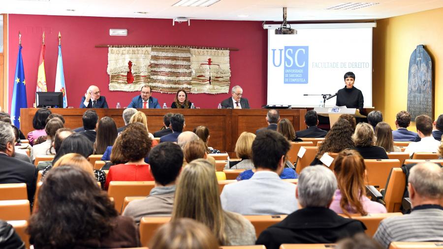 Ademais do reitor, o acto contou coa presenza da decana do centro, Ana Gude, e do director xeral de Xustiza, Juan José Martín. FOTO: Santi Alvite