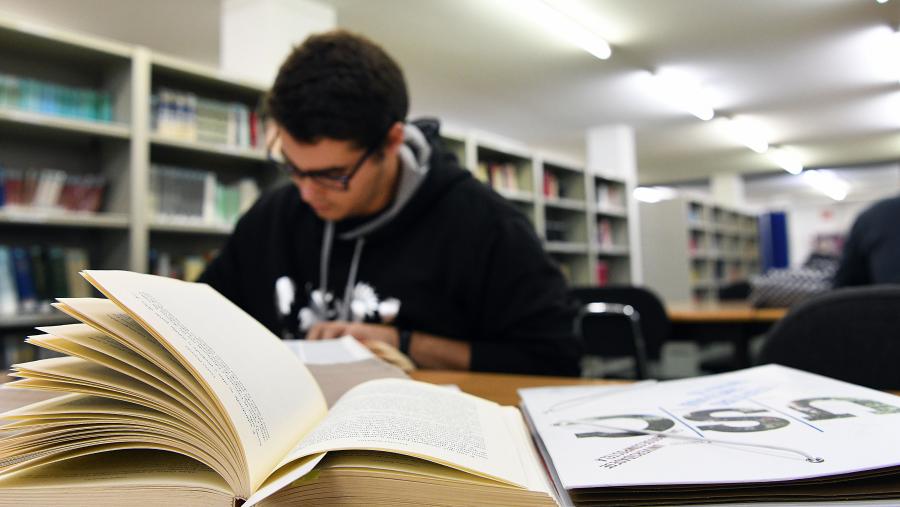 Alumno estudando nunha biblioteca da USC