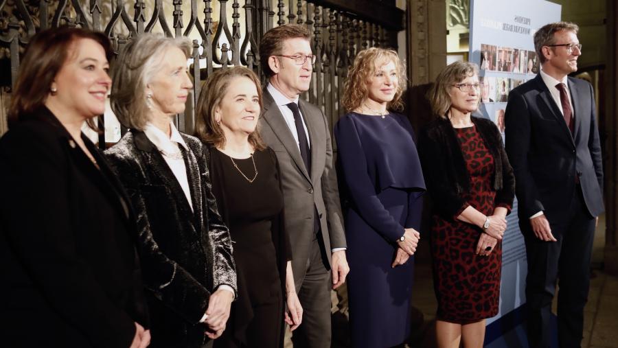 De esquerda a dereita, a secretaria xeral de Igualdade, Susana López Abella; Alicia Estévez e María José Alonso, premiadas en edicións anteriores; o presidente da Xunta, Alberto Núñez Feijóo; a galardoada,  Mabel Loza; Peregrina Quintela, premiada en edicións anteriores; e o vicepresidente Alfonso Rueda