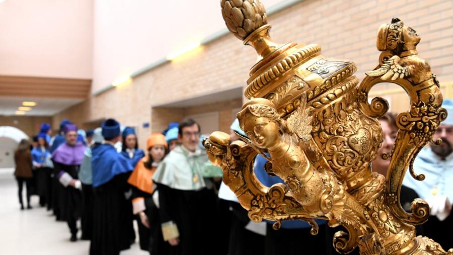 Comitiva académica previa ao acto de San Tomé, na Facultade de Humanidades. Foto: Santi Alvite