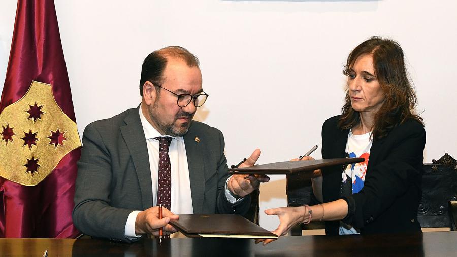 Antonio López e Carmen Pomar na sinatura do convenio