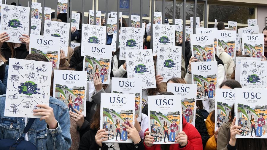 O alumnado posa coa carpeta oficial da USC. FOTO: Santi Alvite