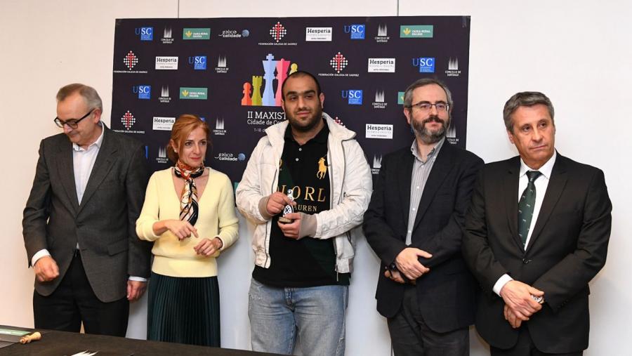 Karen Grigoryam, no centro da imaxe, recollendo o seu galardón. FOTO: Santi Alvite