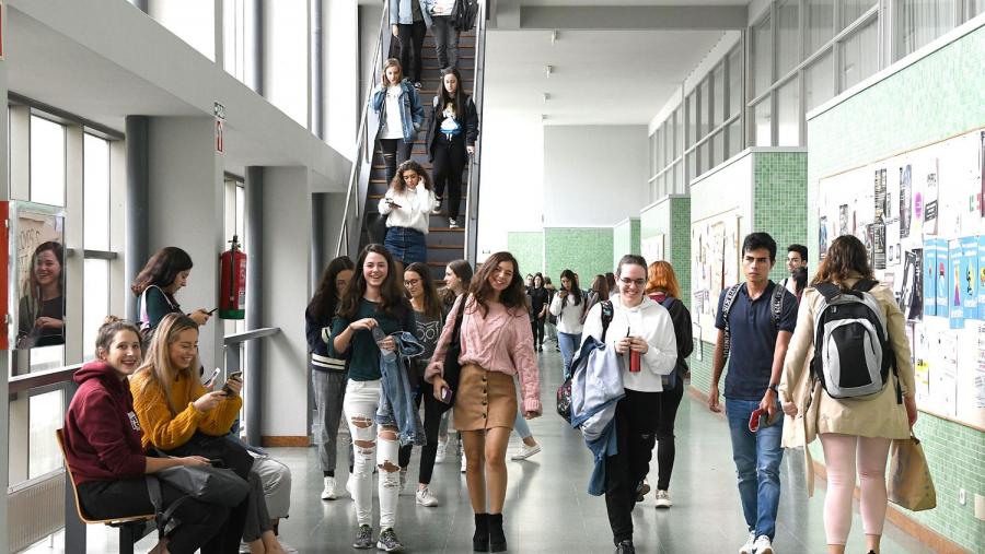 Corredor da Facultade de Filoloxía. Imaxe de arquivo. FOTO: Santi Alvite
