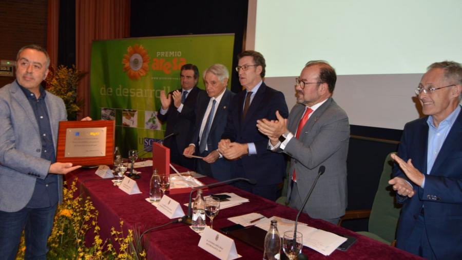 José Manuel Barreira amosa o premio ante Víctor Nogueira, Álvaro Rodríguez, Alberto Núñez Feijóo, Antonio López e Ángel Carracedo