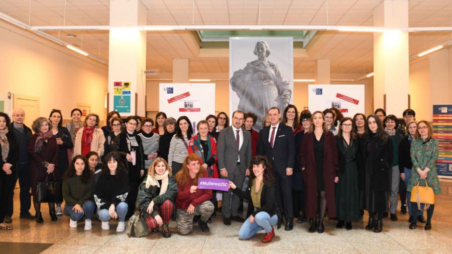 Foto de familia do acto institucional do Día Internacional da Muller. FOTO: Santi Alvite