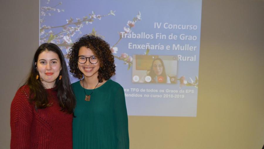 Ángela Fernández Piñeiro e Andreina Mitsai Vargas Carrión, na EPS de Enxeñaría da USC