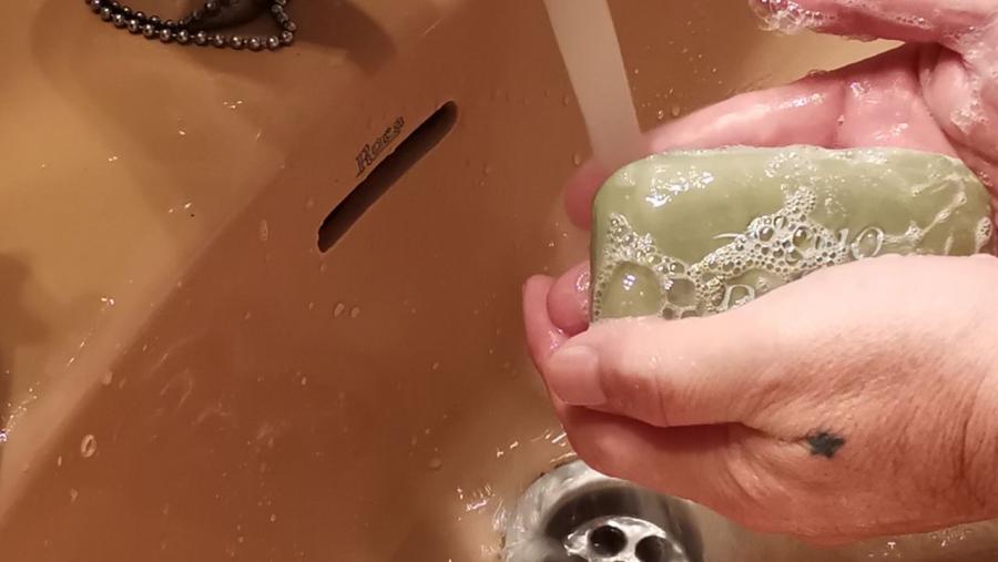 Lavar as mans a miúdo continúa sendo unha das principais recomendacións. Foto: Santi Alvite