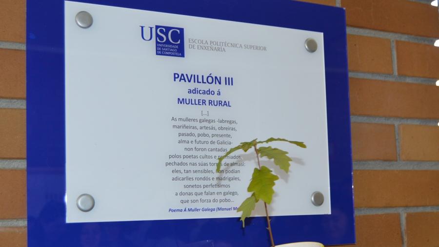Placa adicada á muller rural nun pavillón da EPS de Enxeñaría da USC