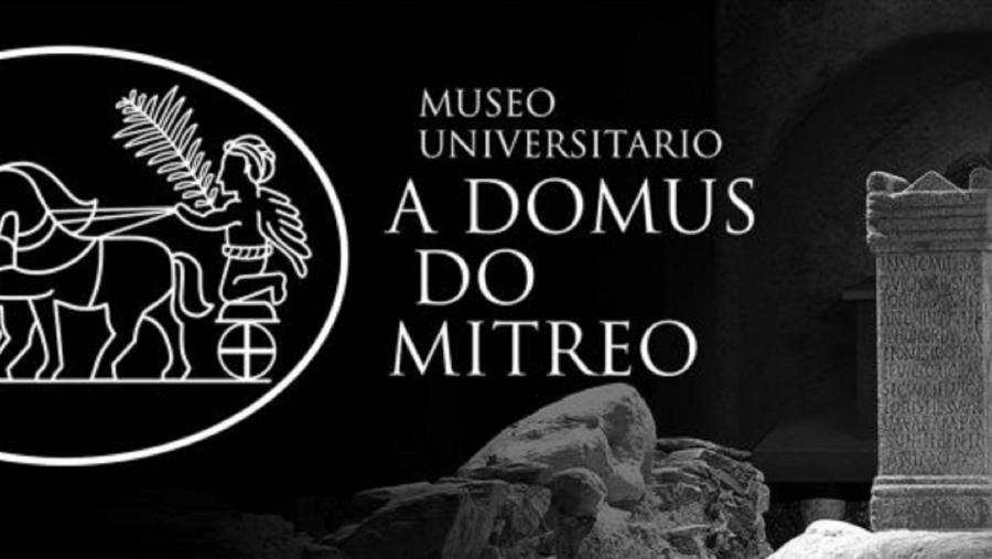 Anagrama do Museo Universitario A Domus do Mitreo, coa ara ao fondo