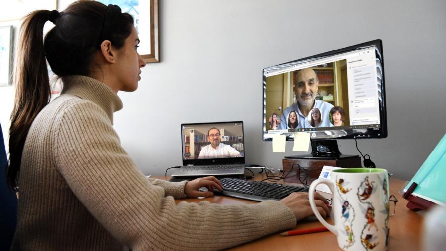 A USC achégase ao alumnado de ensino medio a través dos encontros virtuais. Foto: Santi Alvite