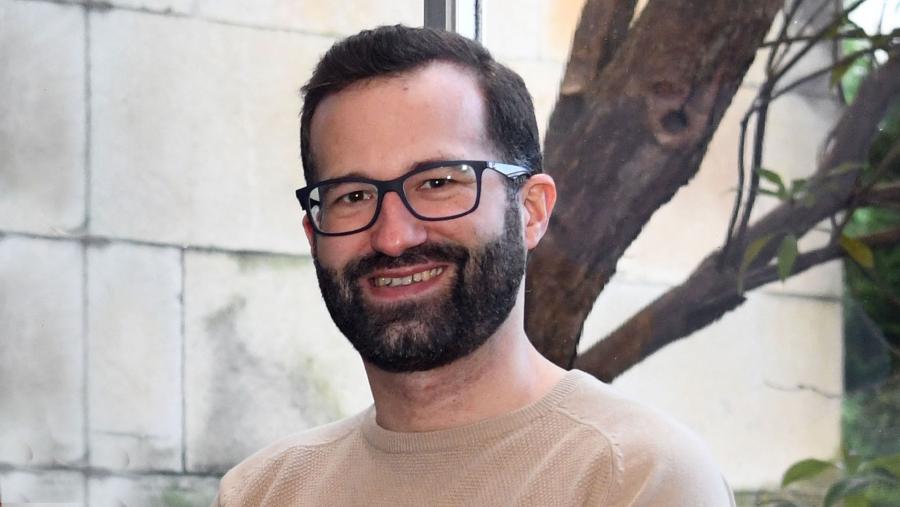 Dominic Royé é o primeiro asinante do artigo. FOTO: Santi Alvite