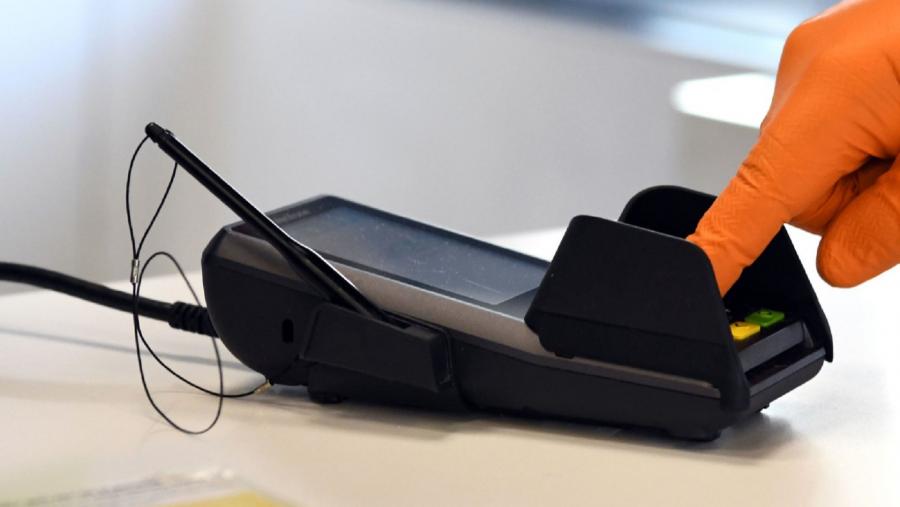 Usuario dun datáfono. Foto: Santi Alvite