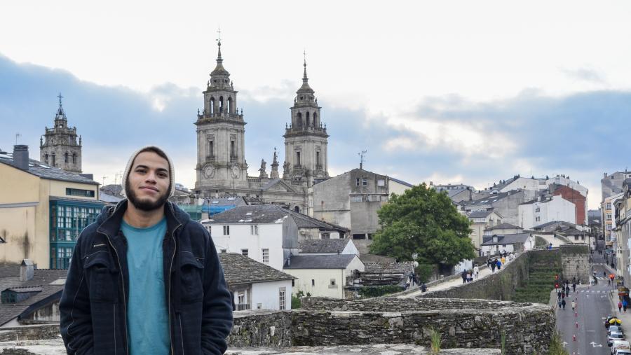 Simón Rodríguez, no adarve da muralla romana de Lugo. Foto: Daniela Blanco