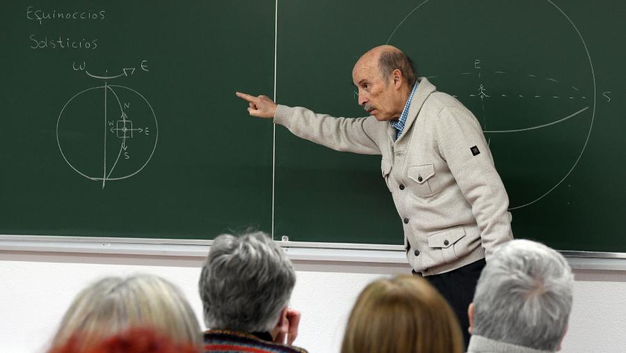 Este programa pretende posibilitar que as persoas maiores compartan procesos formativos e de extensión cultural. Imaxe de arquivo. FOTO: Santi Alvite