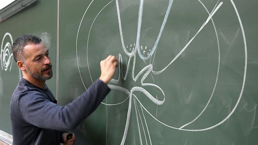 No primeiro dos escenarios, a docencia expositiva e interactiva será fundamentalmente de carácter presencial. FOTO: Santi Alvite