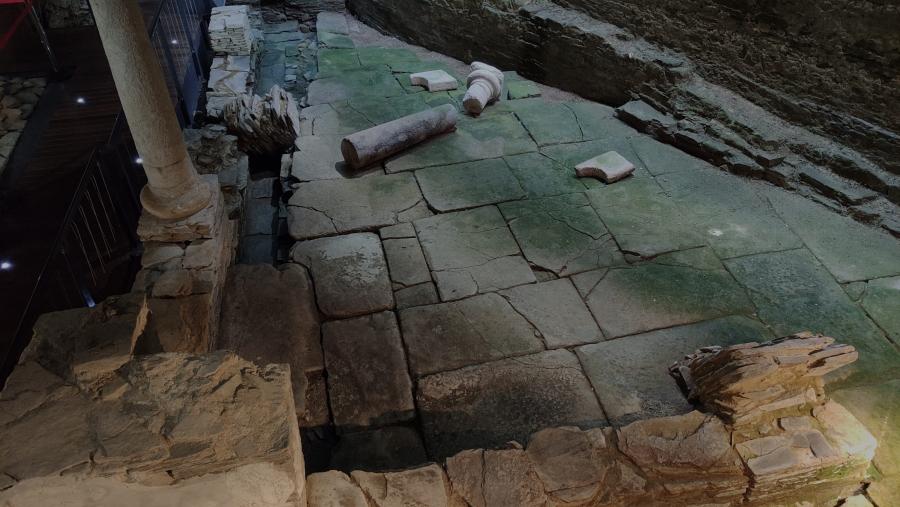 Imaxe do xacemento arqueolóxico que acubilla o Museo Universitario A Domus do Mitreo