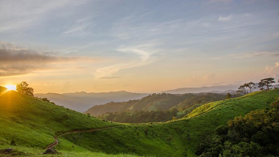 Posta de sol nunha paisaxe verde