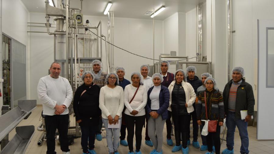 Produtores peruanos participantes nunha misión científica na Aula de Produtos Lácteos e Tecnoloxías Alimentarias da USC en xaneiro de 2020