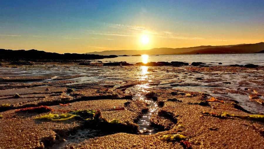 Atardecer nunha paisaxe costeira. Foto: Santi Alvite