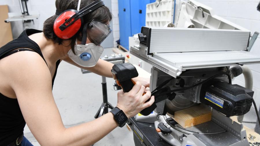 Unha investigadora nun laboratorio do Campus de Lugo da USC