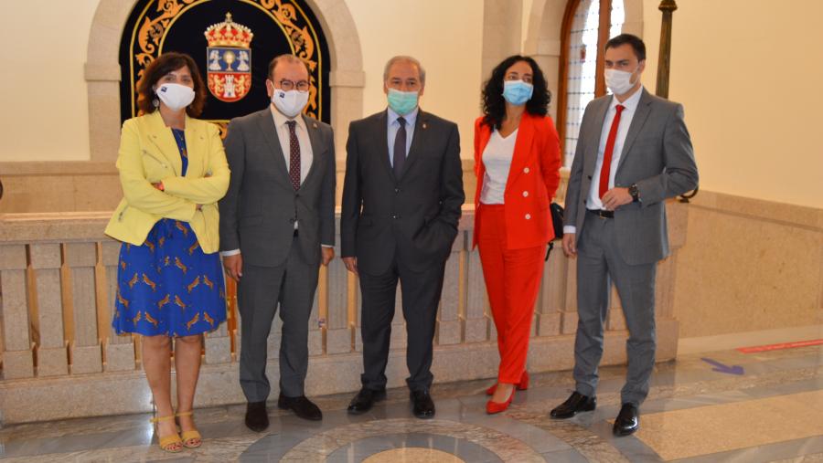 De esquerda a dereita, Montserrat Valcárcel, Antonio López, José Tomé, Ana González Abelleira e Pablo Rivera, no Pazo de San Marcos de Lugo