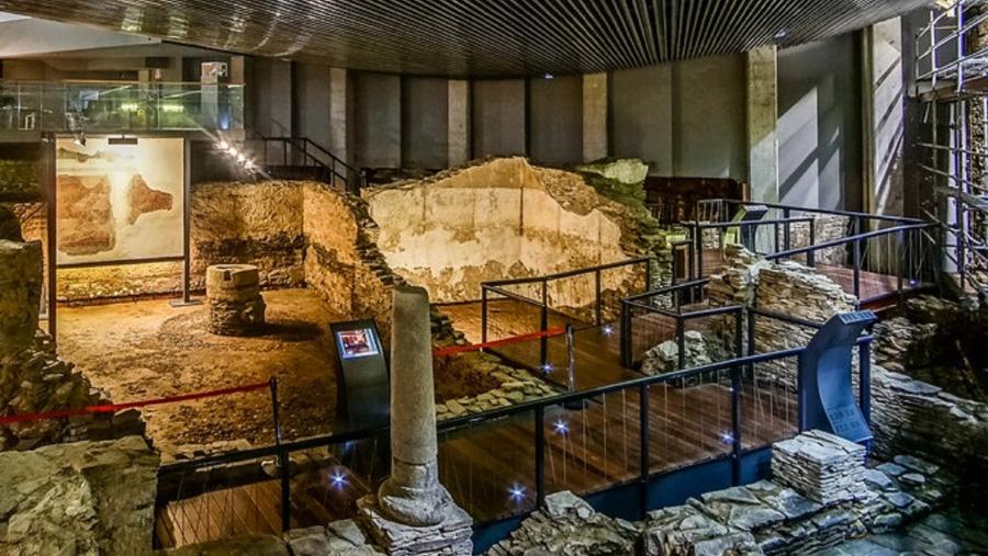 Vista interior do xacemento romano que acubilla o Museo Universitario A Domus do Mitreo