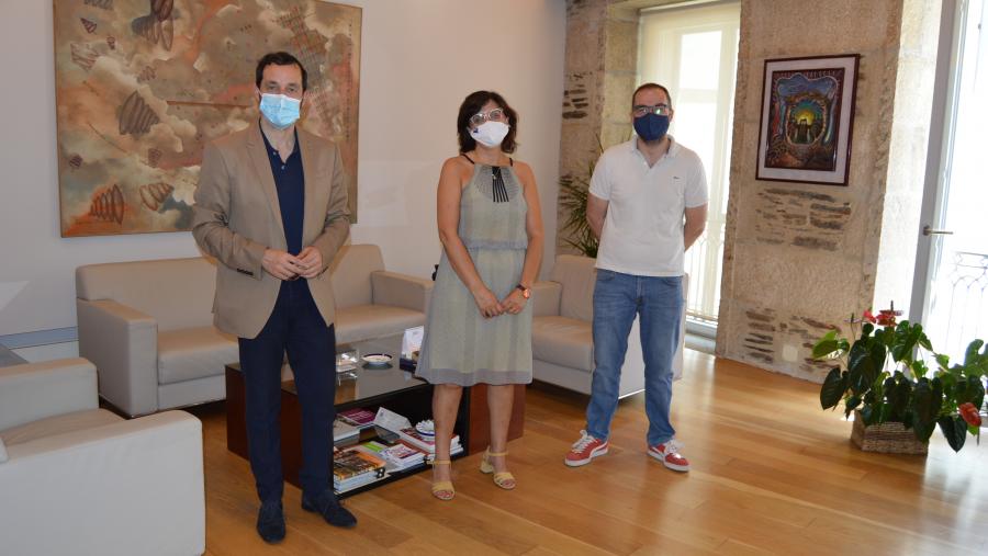 Montserrat Valcárcel, entre Armando Castosa e José Manuel Rus, na Vicerreitoría de Coordinación do Campus de Lugo