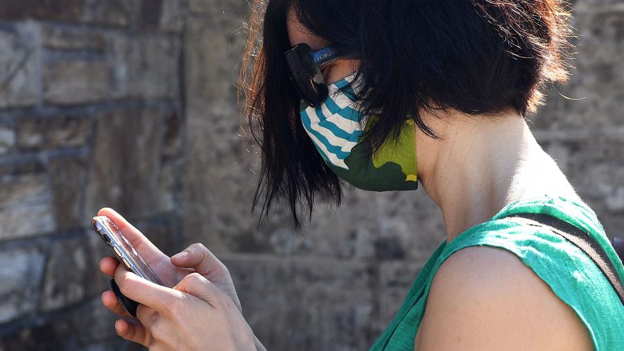 Sacar a máscara facial só no intre mesmo de consumir é unha das novidades que acaba de incorporarse á vida cotiá na comunidade galega. FOTO: Santi Alvite