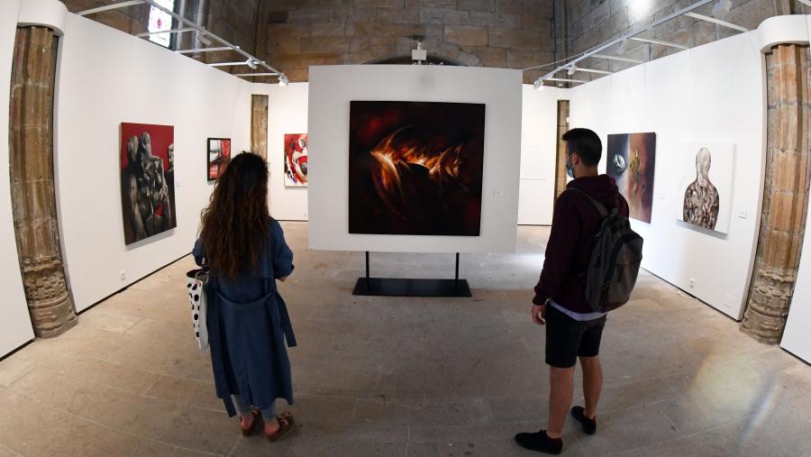 Obras de gran formato, intensos cromatismos, xeometría e figuración variables, así como unha sobriedade contida, son algúns dos trazos deste proxecto expositivo. FOTO: Santi Alvite