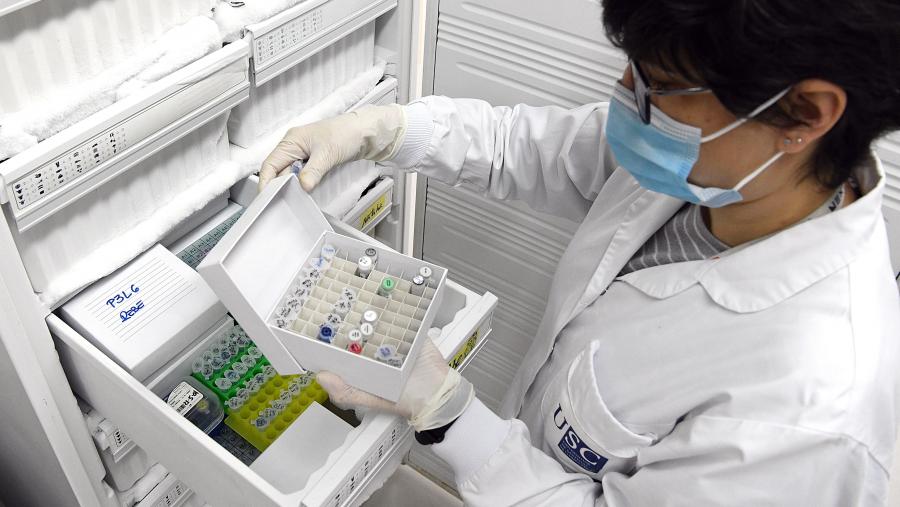 A Memoria Anual de Actividade correspondente a 2019 do IDIS acaba tamén de ser aprobada. Laboratorio da USC. Imaxe de arquivo. FOTO: Santi Alvite