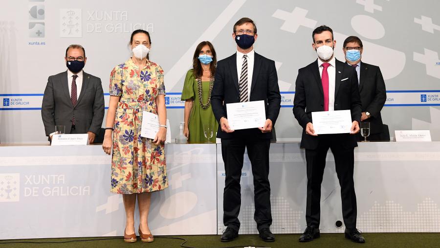 En primeiro termo, os representantes dos mestrados, con Francisco Omil pola USC no centro. Foto: Santi Alvite