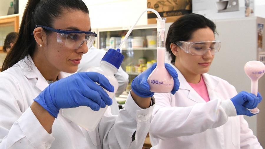 Alumnas en laboratorio. Foto: Santi Alvite