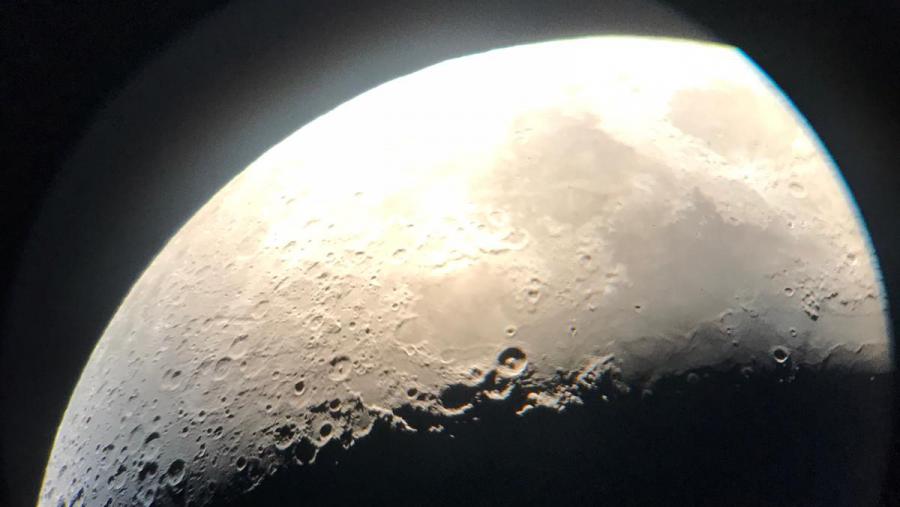 Imaxe da lúa na observación astronómica do pasado 24 de xullo en Teo. Foto: @concellodeteo