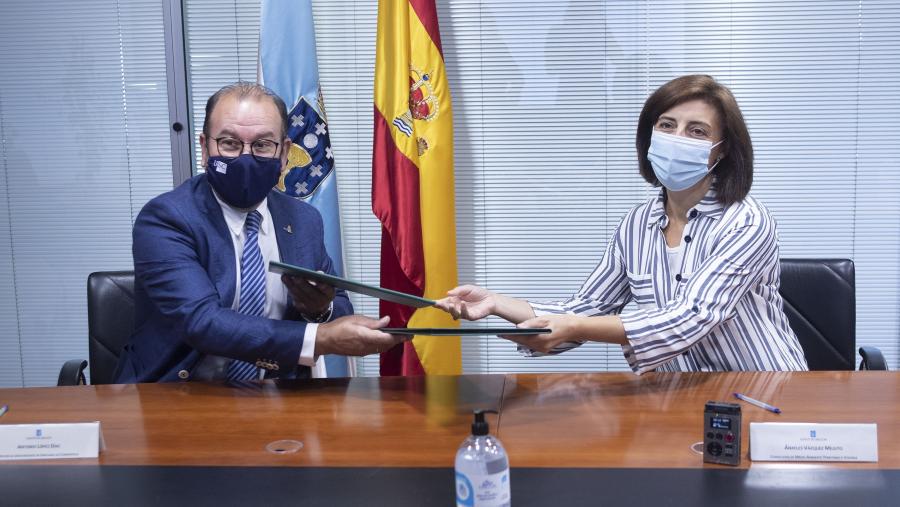 O reitor Antonio López e a conselleira Ángeles Vázquez asinaron o acordo