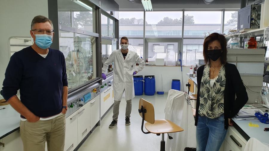 O profesor Mascareñas (esquerda) xunto a Joan Miguel Ávila e María Tomás-Gamasa