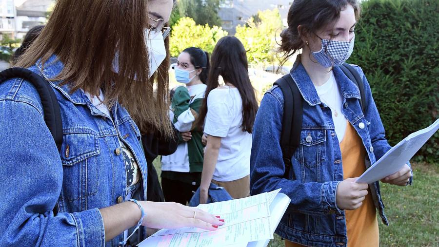 A colección está publicada conxuntamente polas tres universidades galegas. FOTO: Santi Alvite 