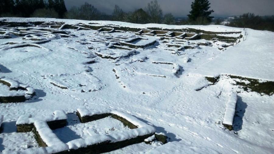 Vista da croa do Castro de Viladonga cuberto de neve
