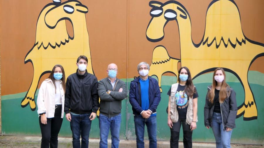 De esquera a dereita, Paula Rodríguez, Mateo Vázquez, José Luis Roi, Pablo Sánchez, Andrea Ferreiro e Irene Ortiz, nas instalacións de Marcelle Natureza