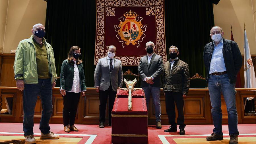 O reitor Antonio López (terceiro pola esquerda) e a vicerreitora de Igualdade Cultura e Servizos, Mar Lorenzo, xunto co responsable da Área de Cultura, Pablo Sampedro (primeiro pola esquerda), recibiron a Maza restaurada por parte de Ourives de Compostela. FOTO: Santi Alvite