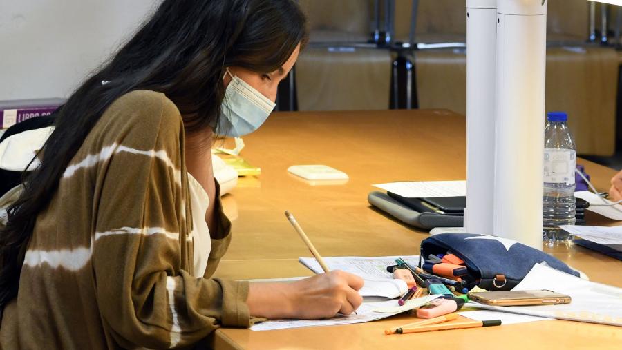 Con carácter xeral, as persoas usuarias con TUI ou carta de lector poderán acceder a calquera punto de servizo da BUSC para consulta, préstamo e/ou devolución de fondos bibliográficos. FOTO: Santi Alvite
