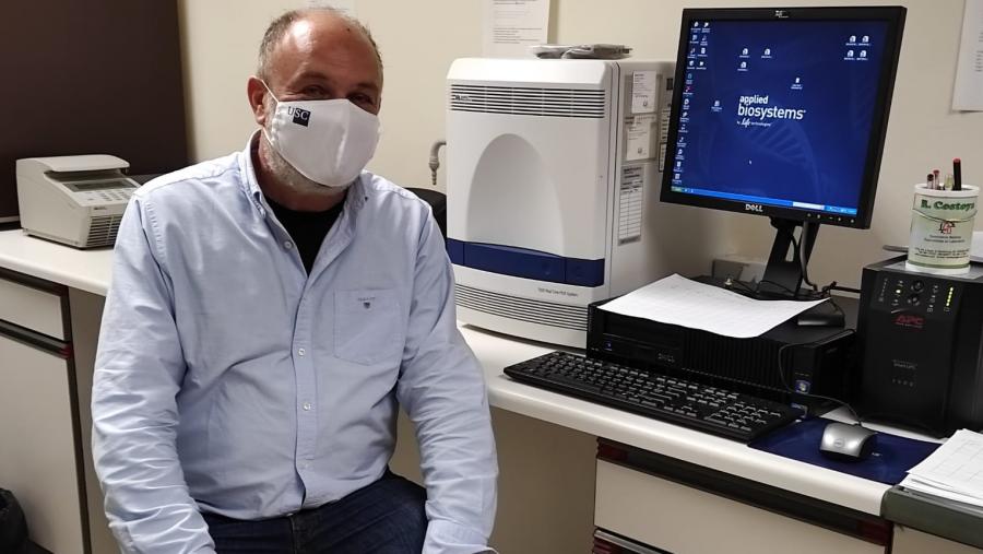 Gonzalo Fernández Rodríguez, a carón dunha PCR nun laboratorio da Facultade de Veterinaria